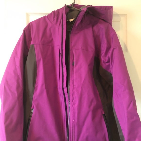 Women’s Ultimate Terrain Rain Jacket - Picture 1 of 5